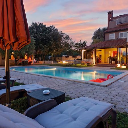 Guesthouse "Barboska" - Big Outdoor Swimming Pool & Private Tennis Court Воднян Екстериор снимка