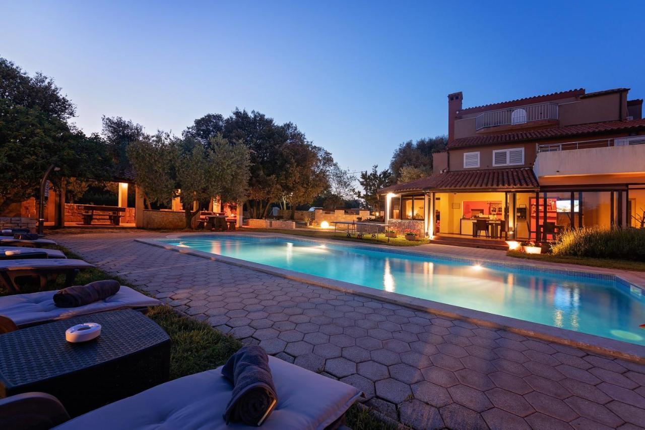 Guesthouse "Barboska" - Big Outdoor Swimming Pool & Private Tennis Court Воднян Екстериор снимка