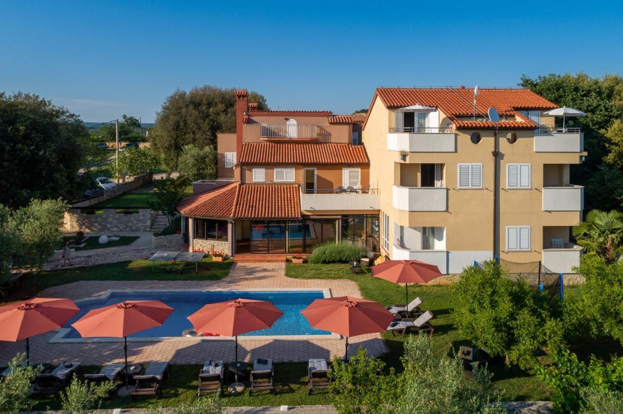 Guesthouse "Barboska" - Big Outdoor Swimming Pool & Private Tennis Court Воднян Екстериор снимка