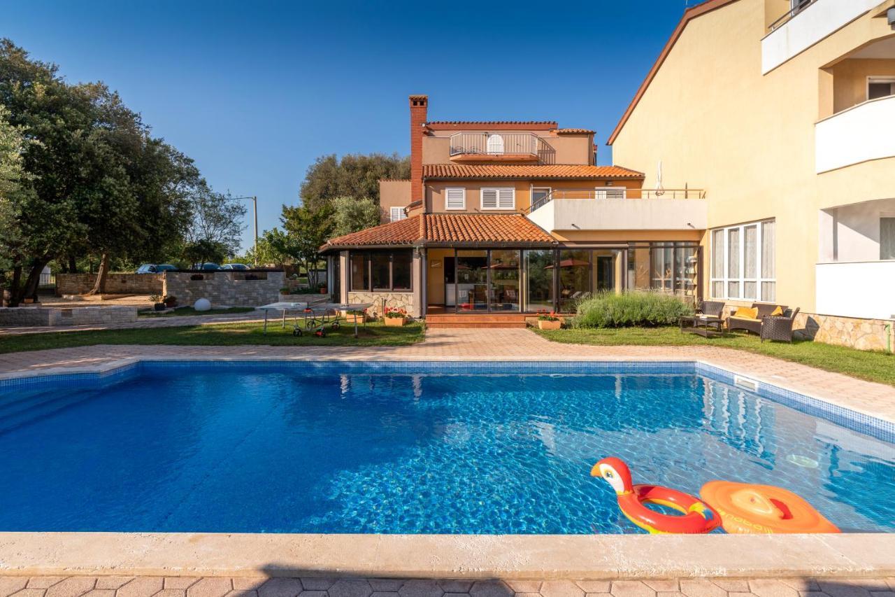 Guesthouse "Barboska" - Big Outdoor Swimming Pool & Private Tennis Court Воднян Екстериор снимка