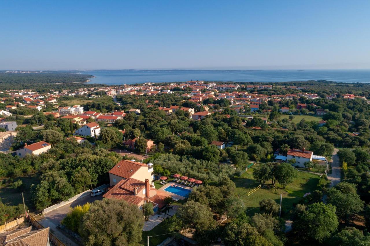 Guesthouse "Barboska" - Big Outdoor Swimming Pool & Private Tennis Court Воднян Екстериор снимка