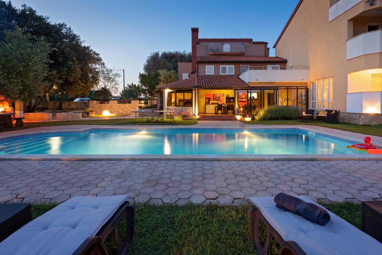 Guesthouse "Barboska" - Big Outdoor Swimming Pool & Private Tennis Court Воднян Екстериор снимка