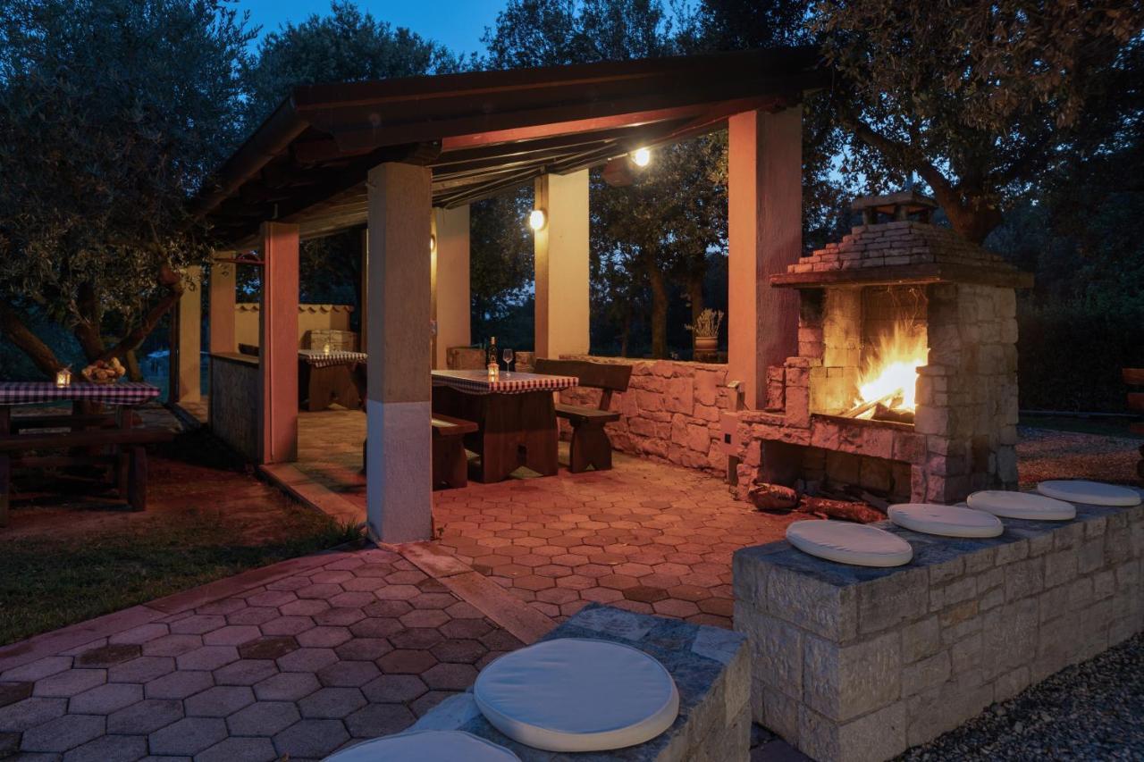 Guesthouse "Barboska" - Big Outdoor Swimming Pool & Private Tennis Court Воднян Екстериор снимка