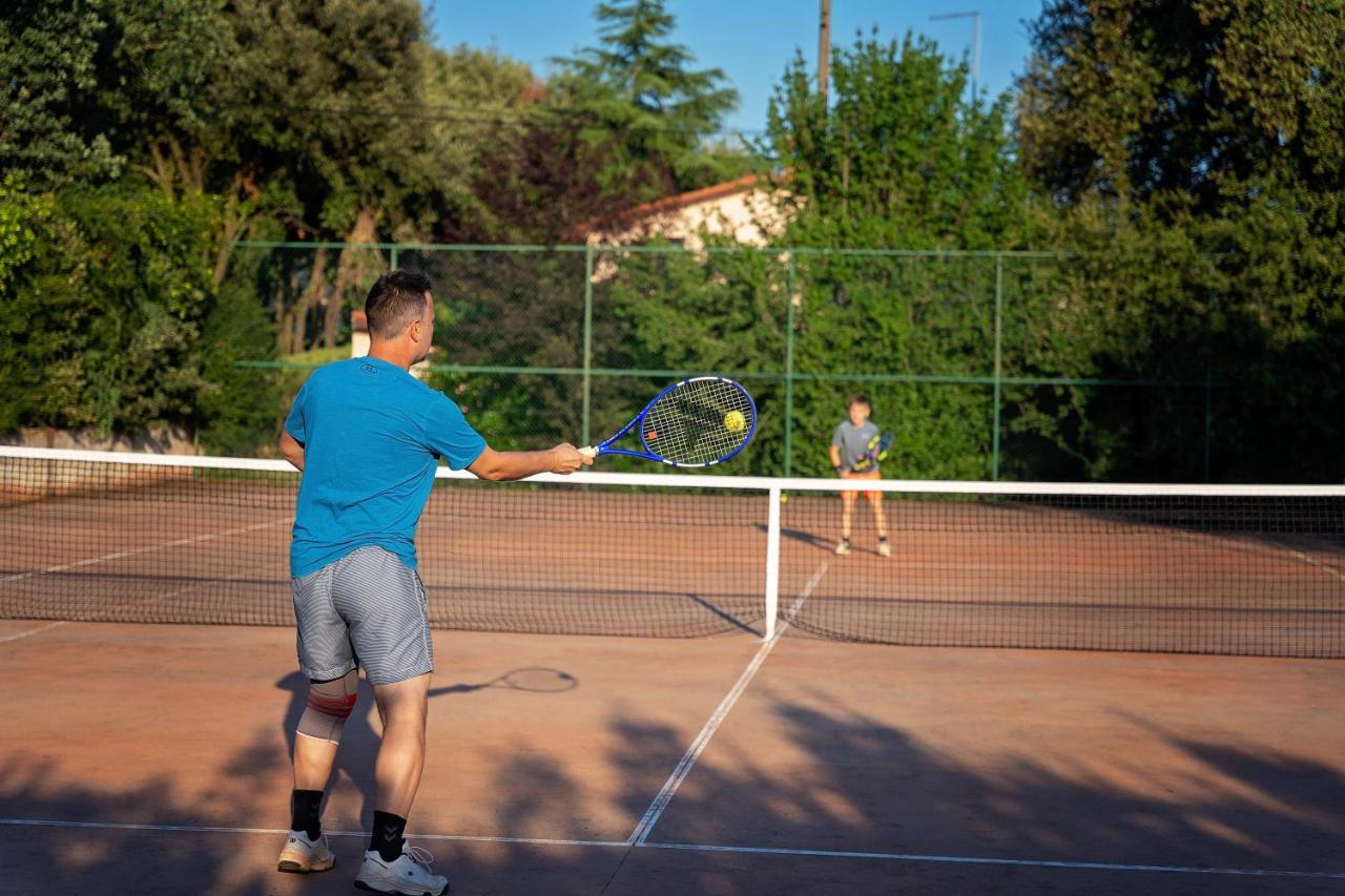 Guesthouse "Barboska" - Big Outdoor Swimming Pool & Private Tennis Court Воднян Екстериор снимка