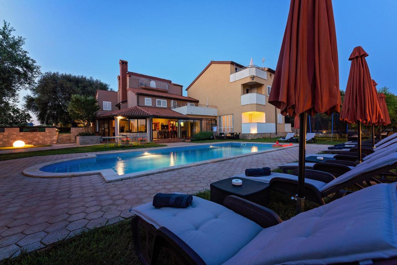 Guesthouse "Barboska" - Big Outdoor Swimming Pool & Private Tennis Court Воднян Екстериор снимка
