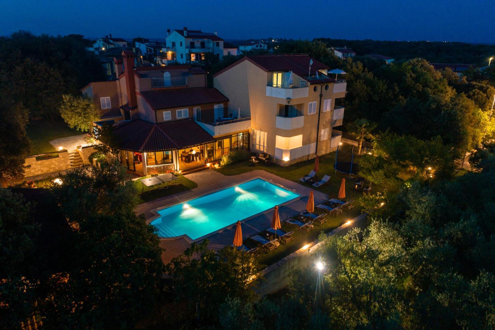 Guesthouse "Barboska" - Big Outdoor Swimming Pool & Private Tennis Court Воднян Екстериор снимка