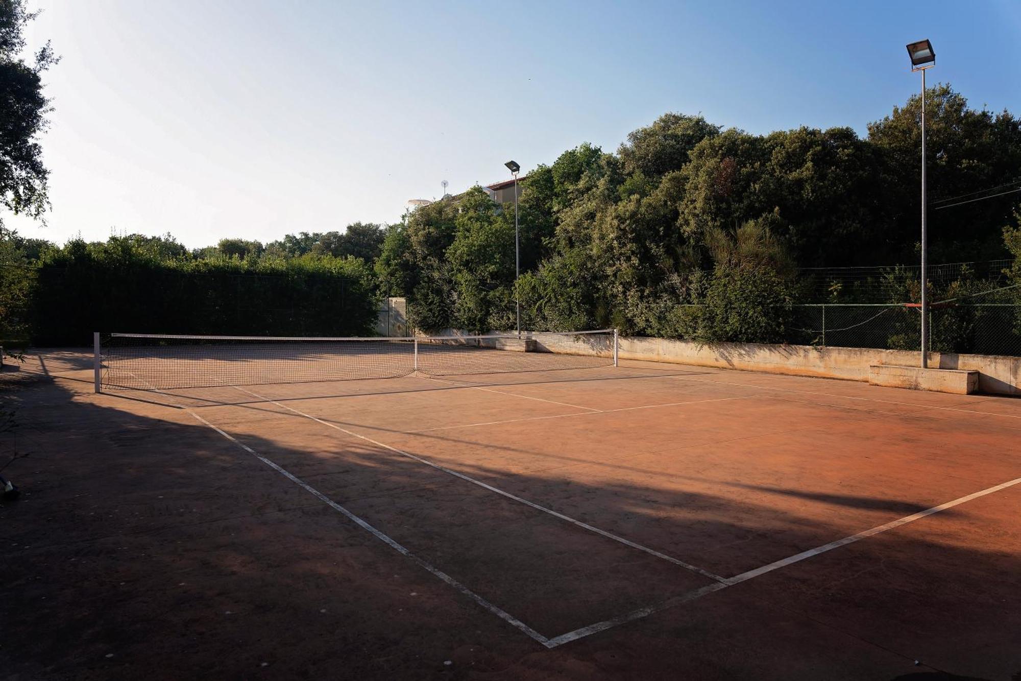 Guesthouse "Barboska" - Big Outdoor Swimming Pool & Private Tennis Court Воднян Екстериор снимка