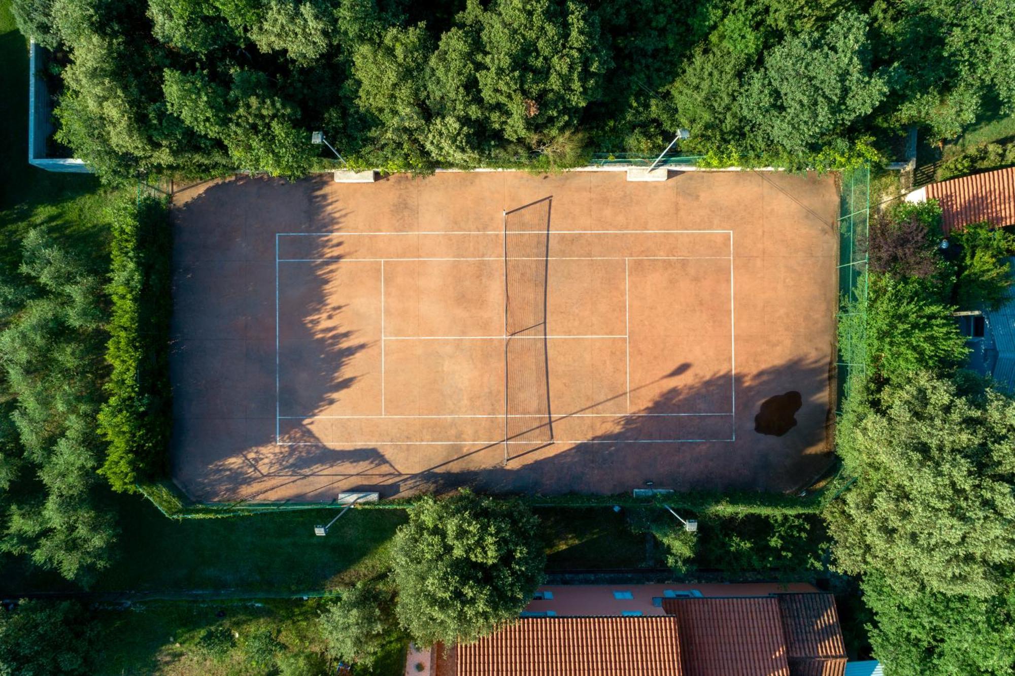 Guesthouse "Barboska" - Big Outdoor Swimming Pool & Private Tennis Court Воднян Екстериор снимка