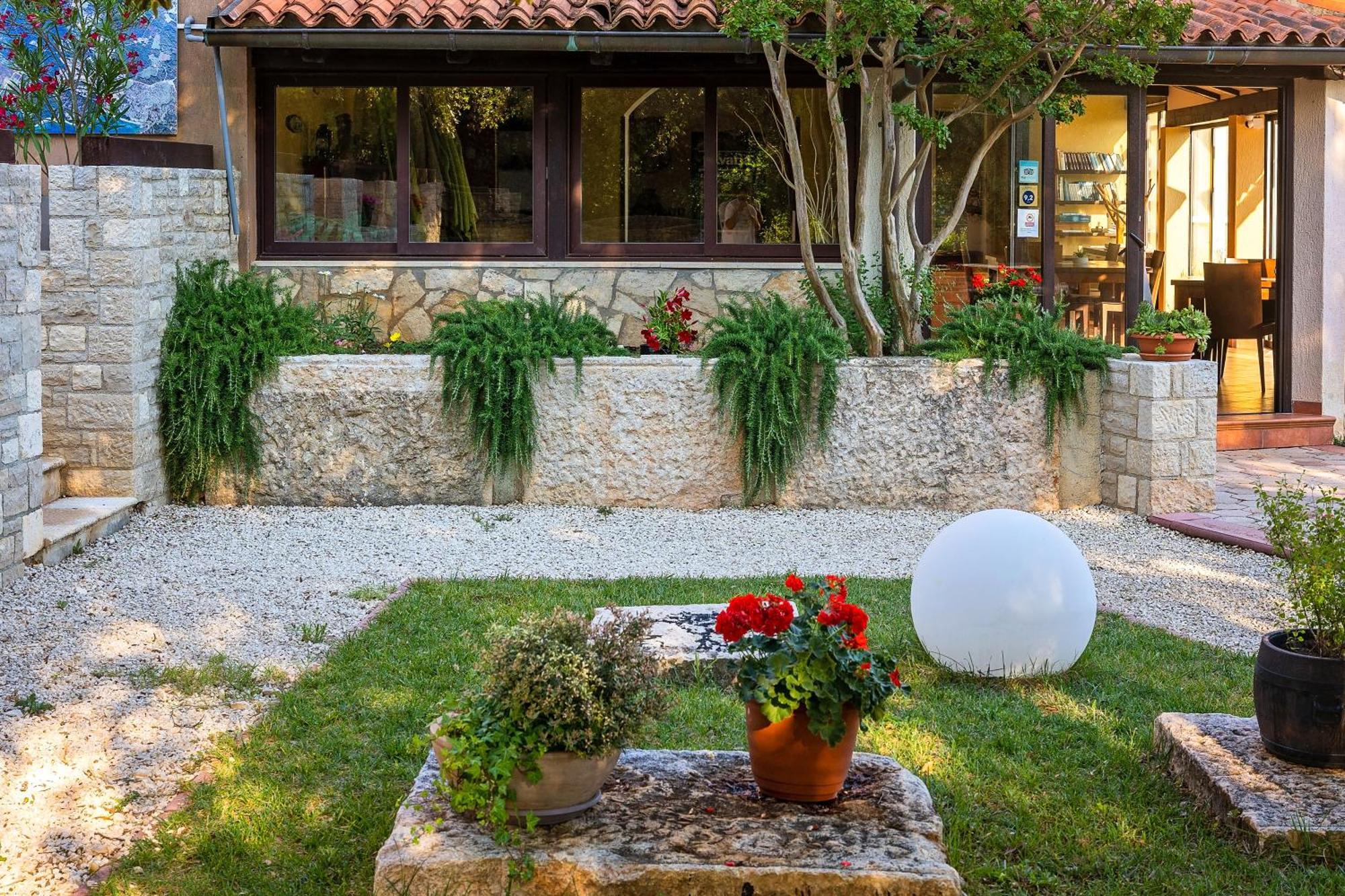 Guesthouse "Barboska" - Big Outdoor Swimming Pool & Private Tennis Court Воднян Екстериор снимка