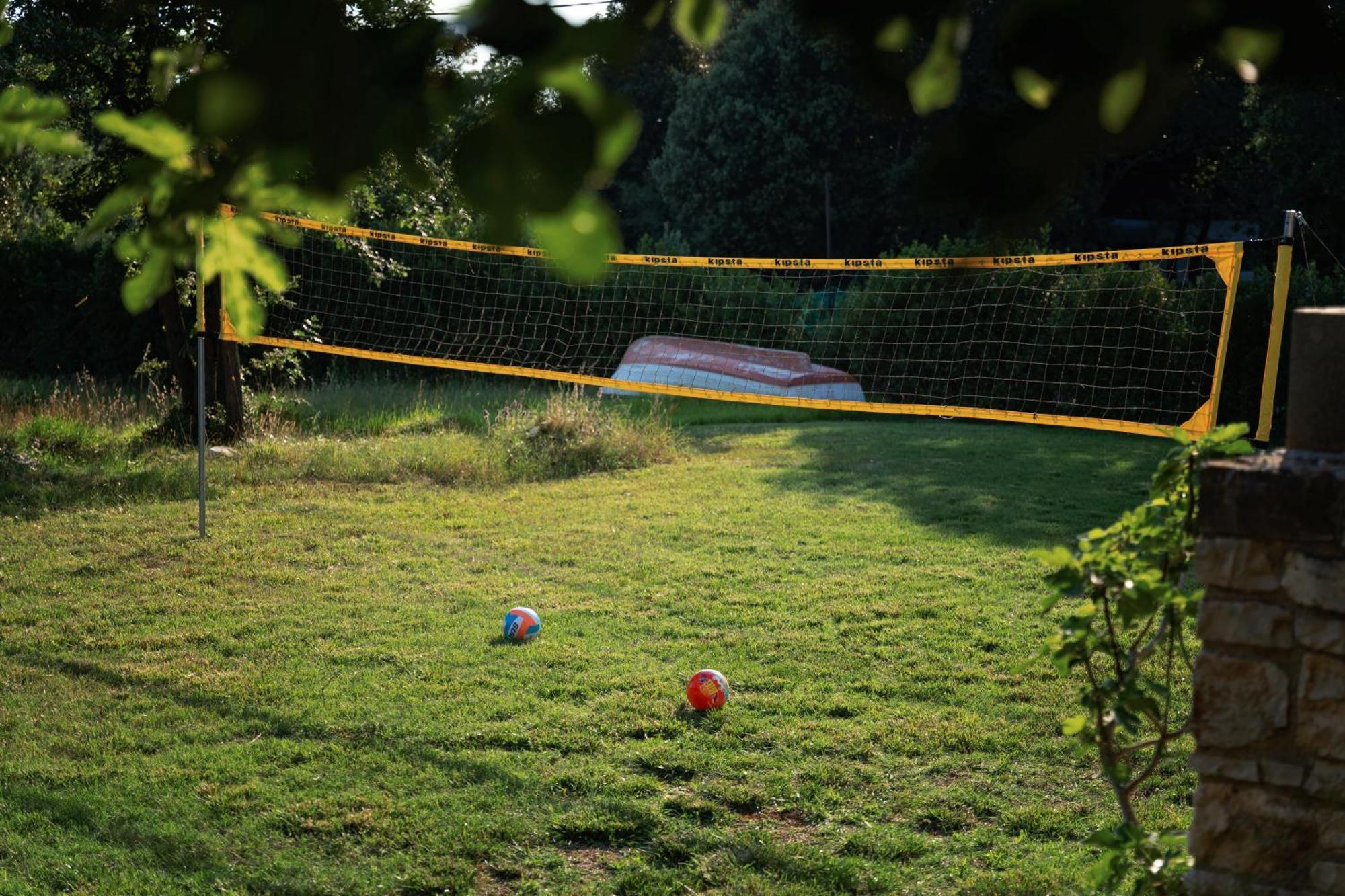 Guesthouse "Barboska" - Big Outdoor Swimming Pool & Private Tennis Court Воднян Екстериор снимка