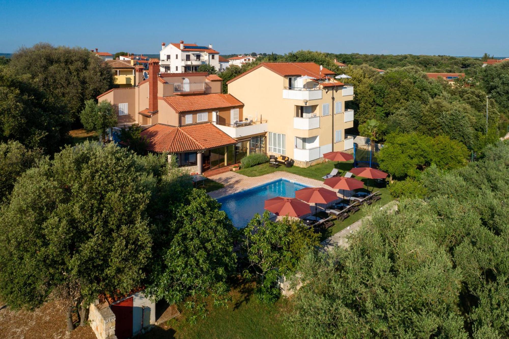 Guesthouse "Barboska" - Big Outdoor Swimming Pool & Private Tennis Court Воднян Екстериор снимка