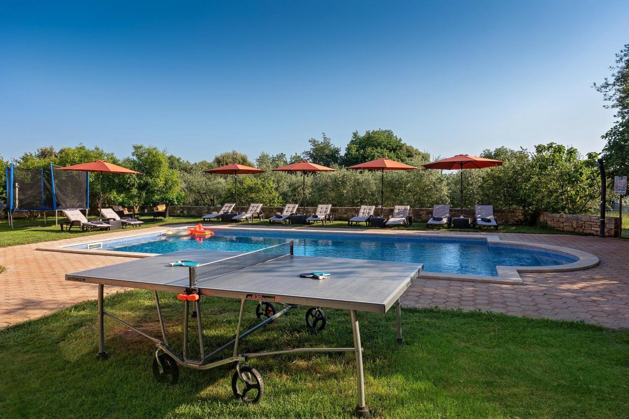 Guesthouse "Barboska" - Big Outdoor Swimming Pool & Private Tennis Court Воднян Екстериор снимка