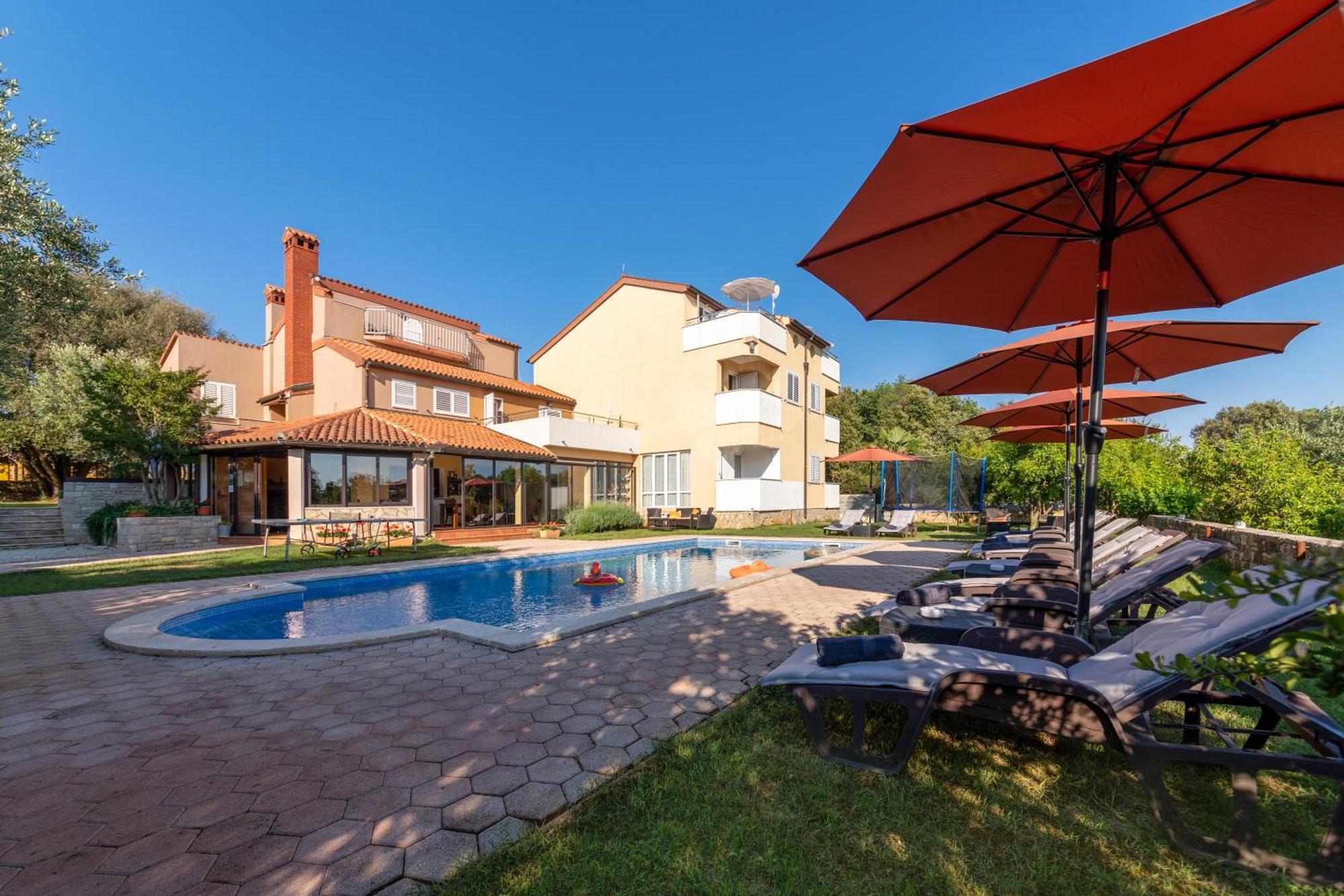 Guesthouse "Barboska" - Big Outdoor Swimming Pool & Private Tennis Court Воднян Екстериор снимка