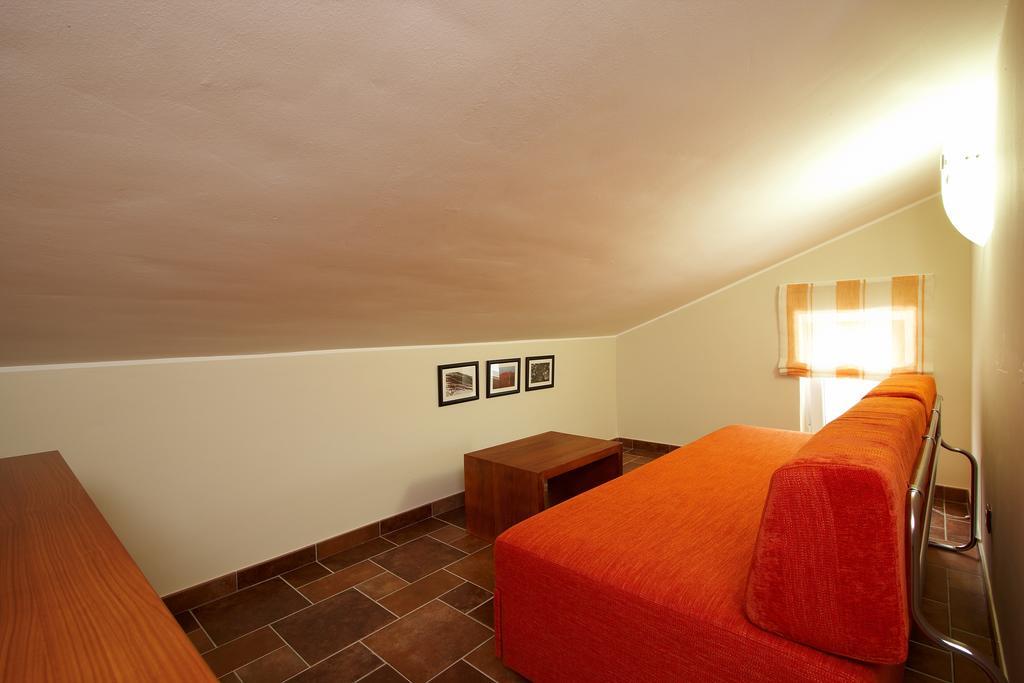 Guesthouse "Barboska" - Big Outdoor Swimming Pool & Private Tennis Court Воднян Стая снимка