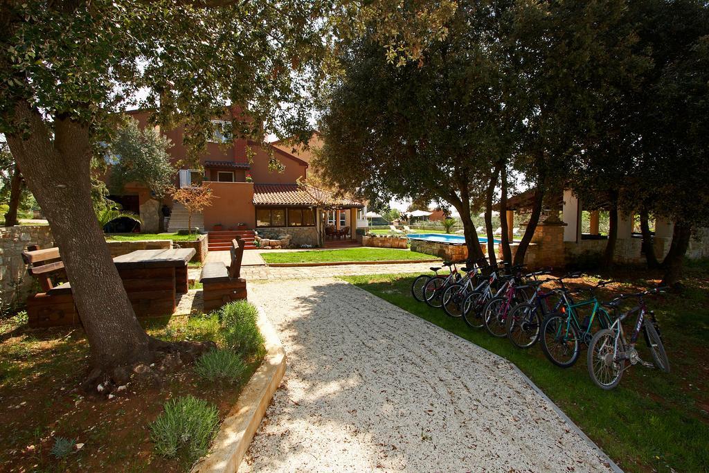 Guesthouse "Barboska" - Big Outdoor Swimming Pool & Private Tennis Court Воднян Екстериор снимка