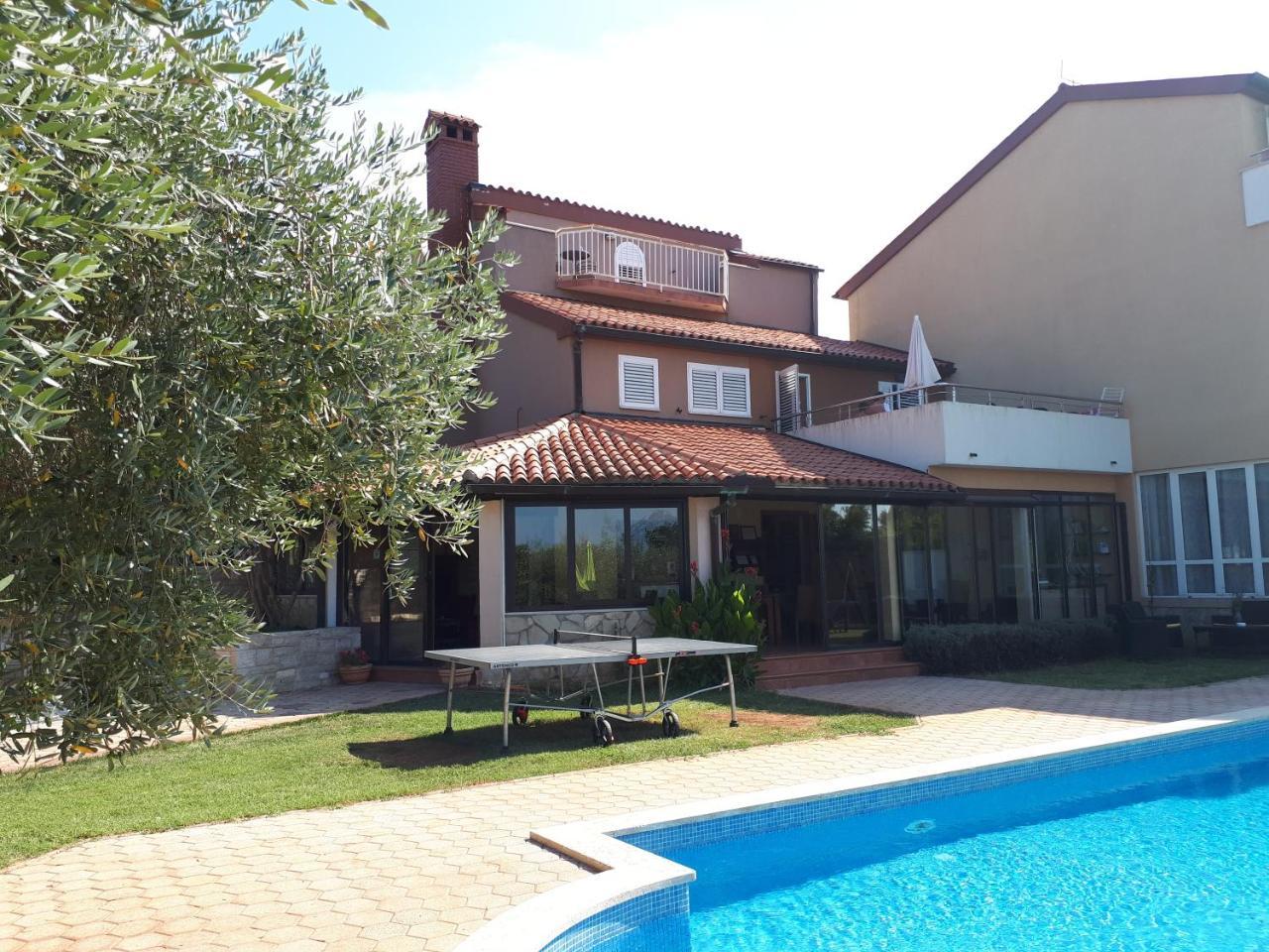 Guesthouse "Barboska" - Big Outdoor Swimming Pool & Private Tennis Court Воднян Екстериор снимка