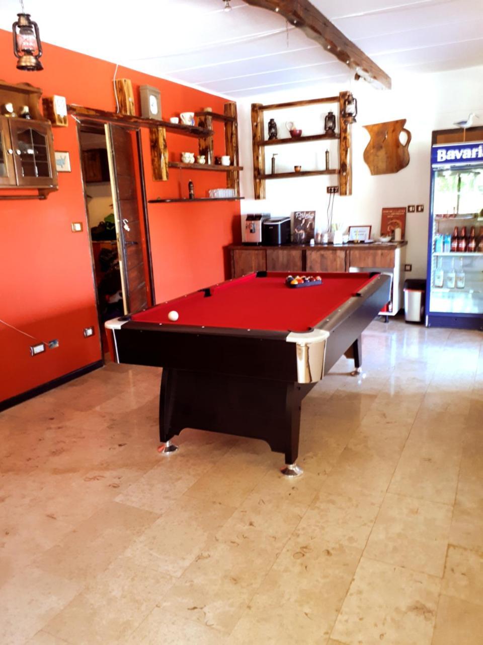Guesthouse "Barboska" - Big Outdoor Swimming Pool & Private Tennis Court Воднян Екстериор снимка