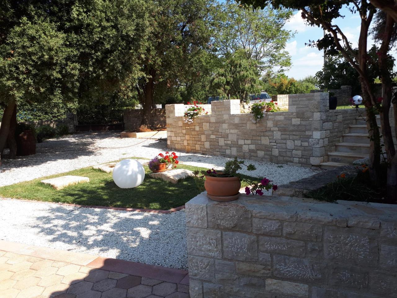 Guesthouse "Barboska" - Big Outdoor Swimming Pool & Private Tennis Court Воднян Екстериор снимка