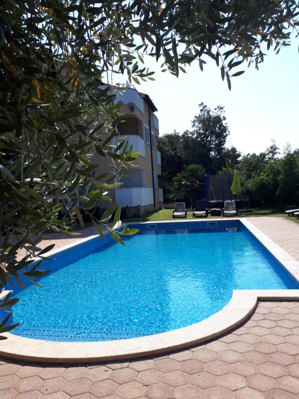 Guesthouse "Barboska" - Big Outdoor Swimming Pool & Private Tennis Court Воднян Екстериор снимка